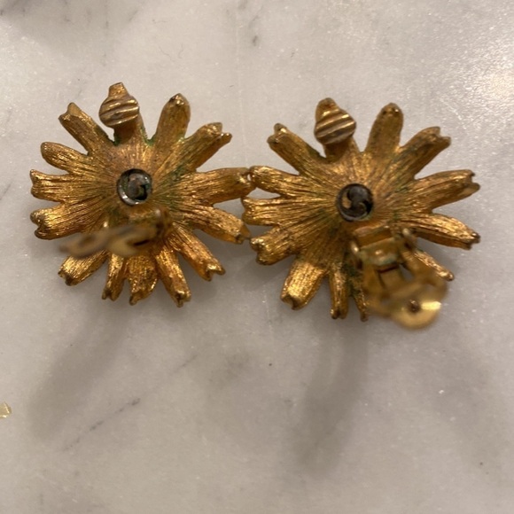 Vintage 1950s Daisy Clip on Earrings - Picture 6 of 6